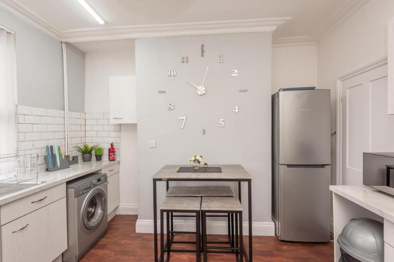Leeds 4-Bed House - Sleeps 9 Free Parking & Wifi Villa Exterior photo