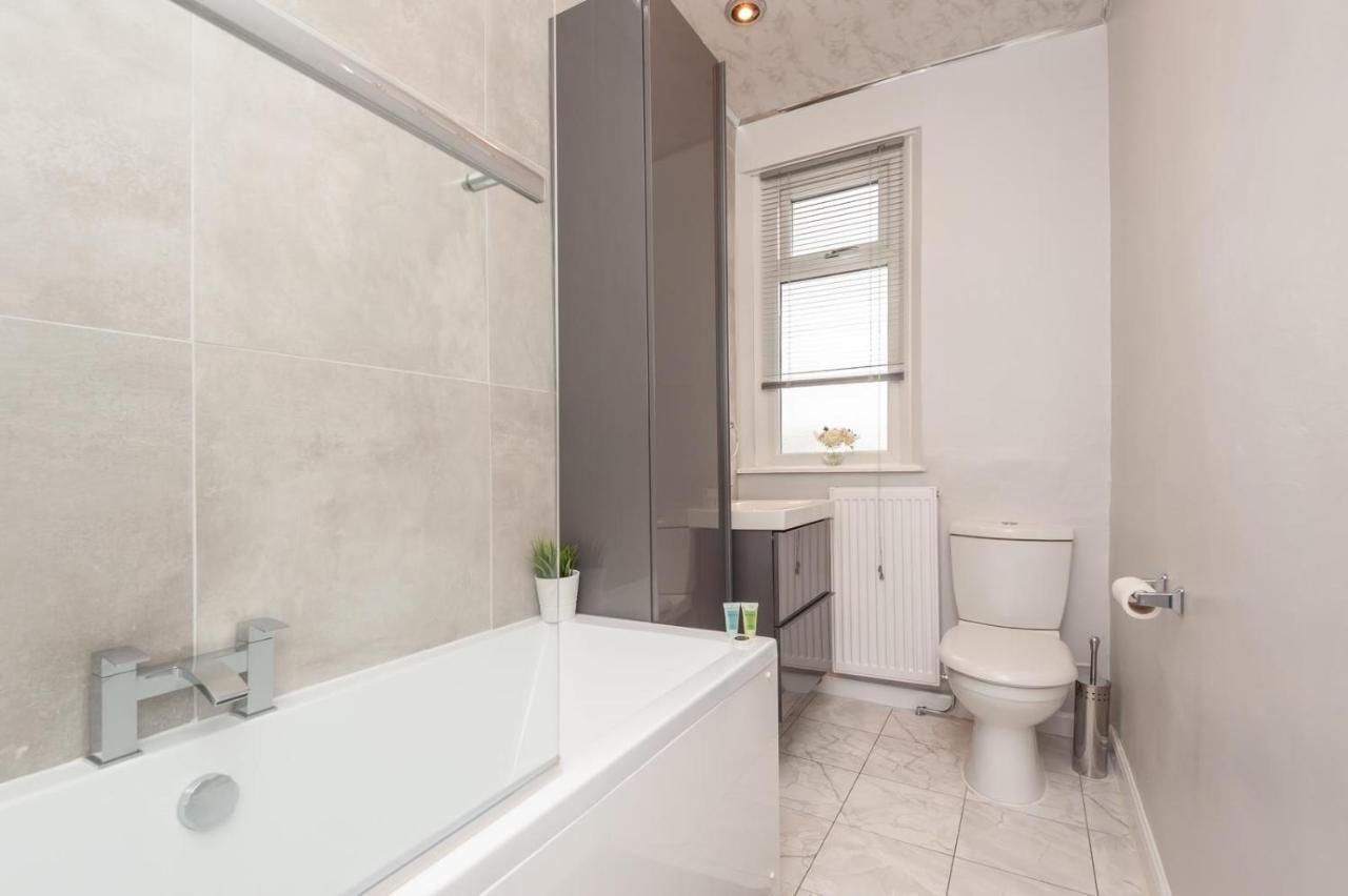 Leeds 4-Bed House - Sleeps 9 Free Parking & Wifi Villa Exterior photo