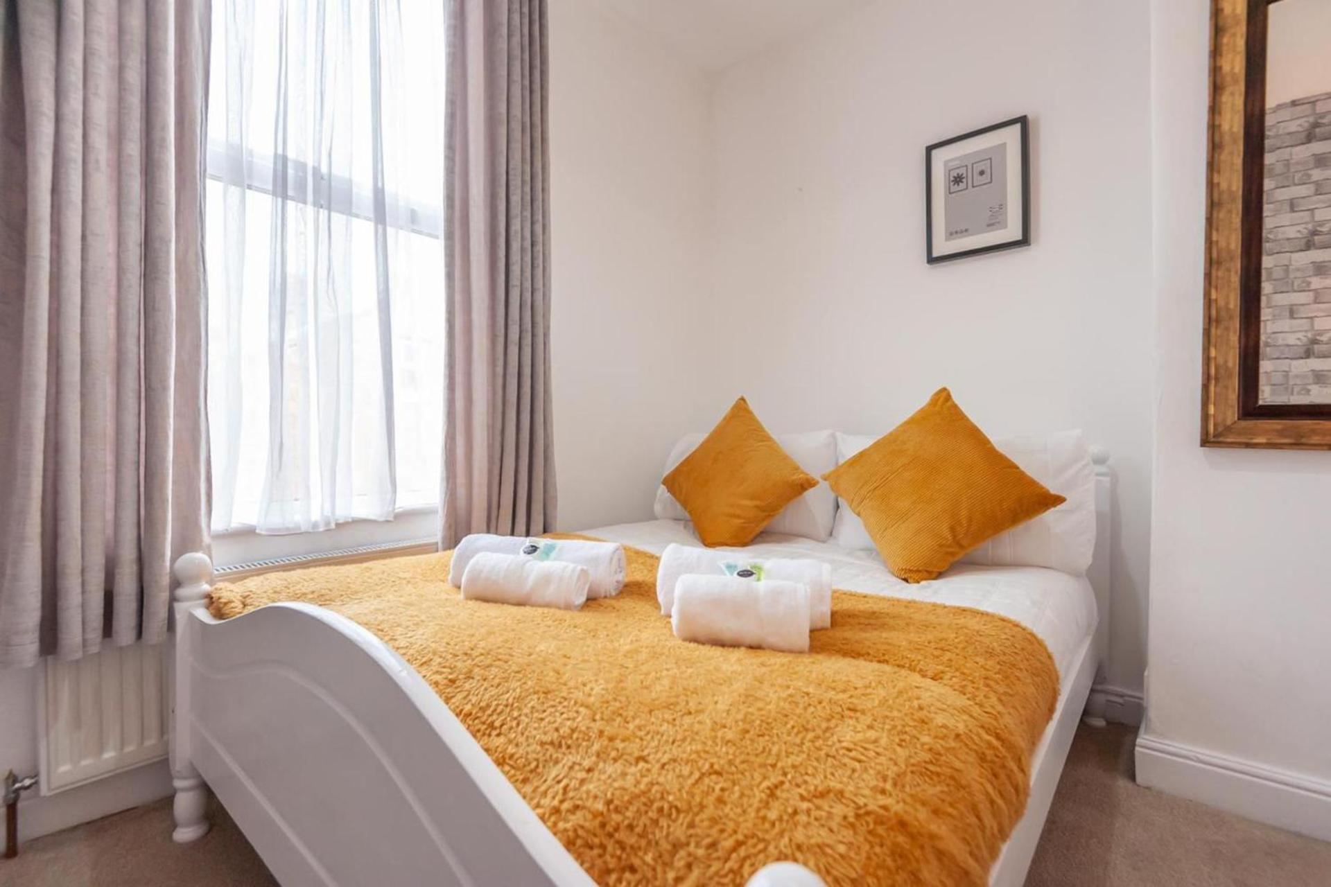 Leeds 4-Bed House - Sleeps 9 Free Parking & Wifi Villa Exterior photo